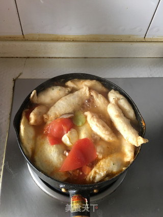 西红柿蚕豆瓣鱼蛋饺鱼酥汤的做法步骤：7