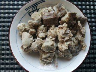 胡萝卜茭白炒排骨的做法步骤：1