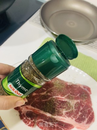 迷迭香橄榄油煎牛排的做法步骤：2