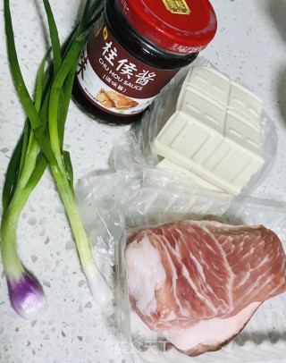 肉酱焖豆腐的做法步骤：1
