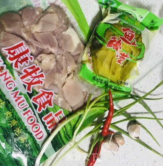酸菜炒鸡肚的做法步骤：1