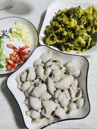 酸菜炒鸡肚的做法步骤：4