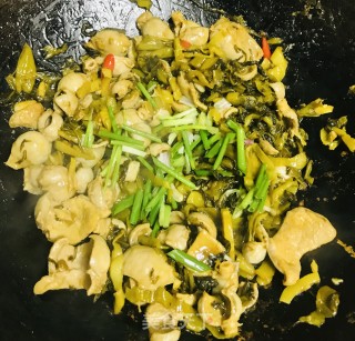 酸菜炒鸡肚的做法步骤：12