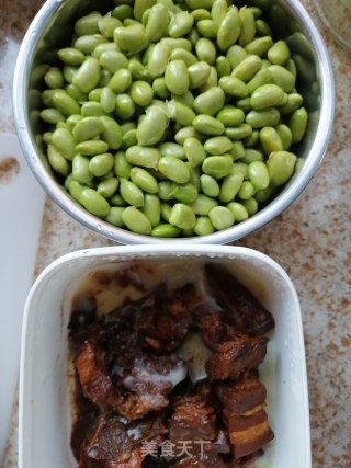 毛豆烧红烧肉的做法步骤：1