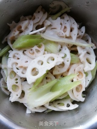 红烧肉版麻辣香锅的做法步骤：1