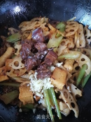 红烧肉版麻辣香锅的做法步骤：9