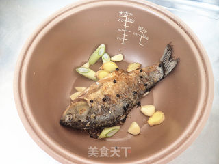 南瓜鲫鱼汤的做法步骤：2