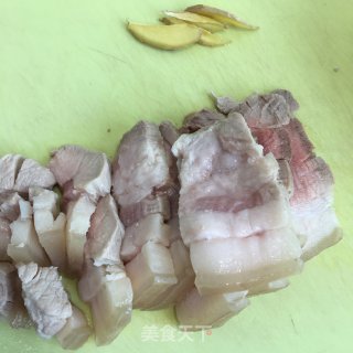 香菇板栗烧五花肉的做法步骤：1
