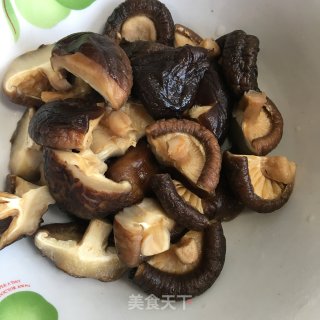 香菇板栗烧五花肉的做法步骤：2