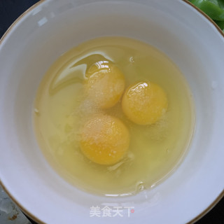 青椒炒鸡蛋火腿的做法步骤：1