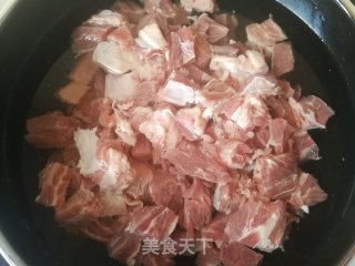 胡萝卜土豆炖牛肋条的做法步骤：2