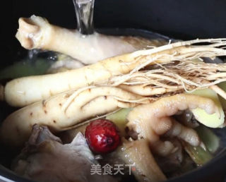 人参鸡汤的做法步骤：2