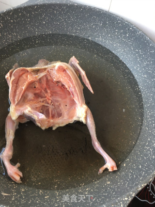 “汤羹”鲍鱼鸽肉丝瓜汤的做法步骤：2