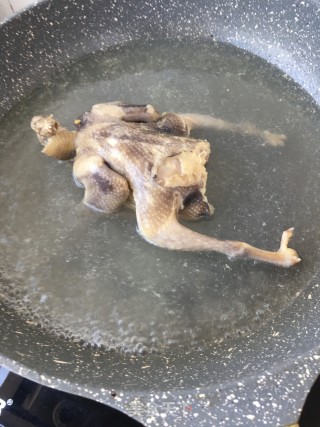 “汤羹”鲍鱼鸽肉丝瓜汤的做法步骤：3
