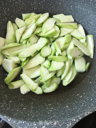 “汤羹”鲍鱼鸽肉丝瓜汤的做法步骤：12