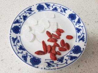 雪梨银耳汤的做法步骤：3