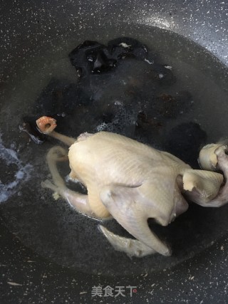 木耳苦瓜炖鸽子的做法步骤：5