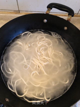 青椒肥肠盖浇面的做法步骤：1