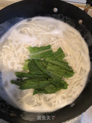 青椒肥肠盖浇面的做法步骤：3