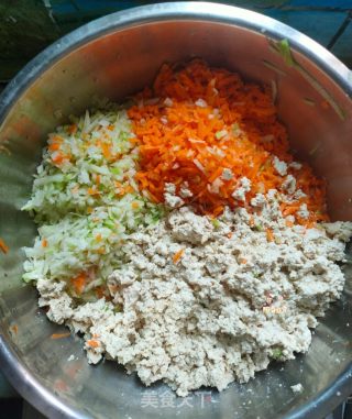 经典家常炸萝卜素丸子（不油腻外焦里软）炸豆腐丸子的做法步骤：1