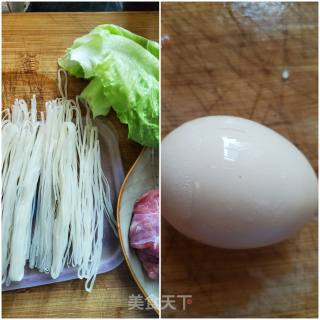 卧蛋牛肉汤米粉的做法步骤：1