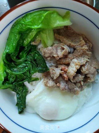 卧蛋牛肉汤米粉的做法步骤：7