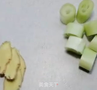 蒜香鸡的做法步骤：2