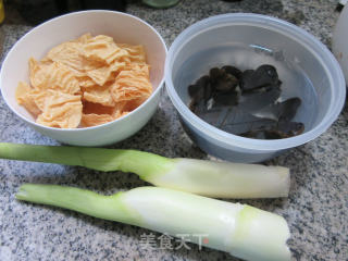 黑木耳茭白蛋白肉的做法步骤：1
