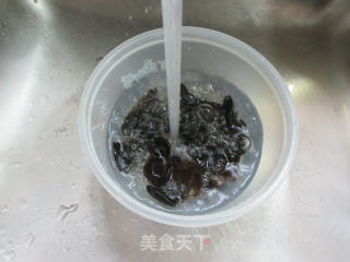 黑木耳茭白蛋白肉的做法步骤：3