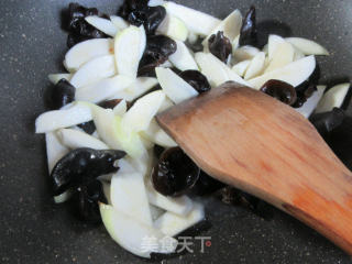 黑木耳茭白蛋白肉的做法步骤：6