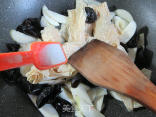 黑木耳茭白蛋白肉的做法步骤：8