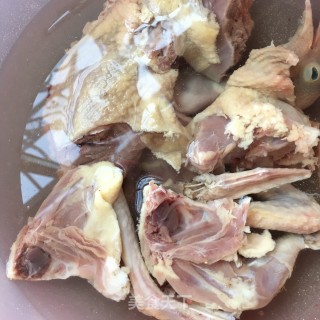 莲藕鸽子汤的做法步骤：2