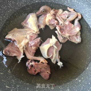 莲藕鸽子汤的做法步骤：3