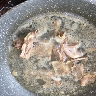 莲藕鸽子汤的做法步骤：4