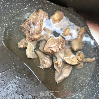 莲藕鸽子汤的做法步骤：5
