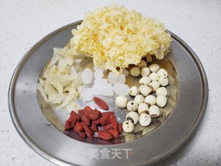 银耳莲子羹的做法步骤：1