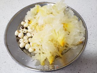 银耳莲子羹的做法步骤：2