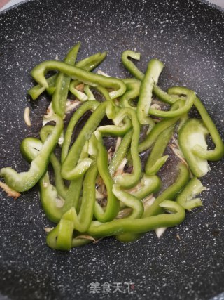 圆椒炒牛肉的做法步骤：2