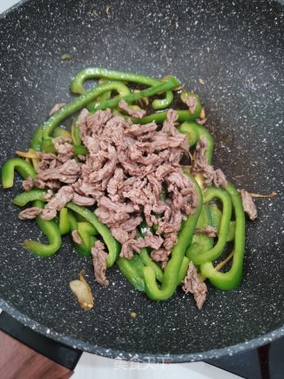 圆椒炒牛肉的做法步骤：3