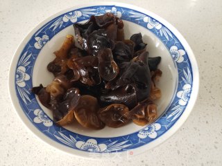丝瓜炒黑木耳的做法步骤：2