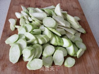 丝瓜炒黑木耳的做法步骤：3