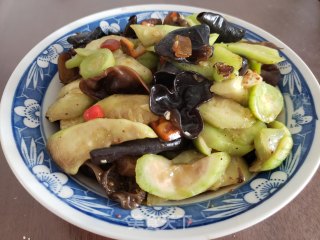 丝瓜炒黑木耳的做法步骤：6