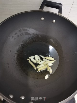 红烧凤爪的做法步骤：1
