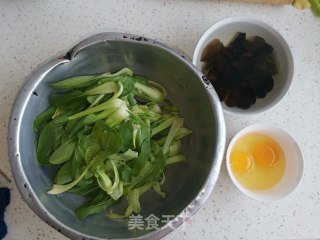 油菜炒鸡蛋木耳的做法步骤：1