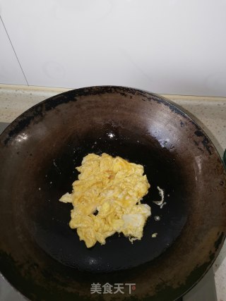 油菜炒鸡蛋木耳的做法步骤：2