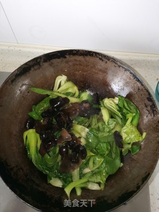 油菜炒鸡蛋木耳的做法步骤：3