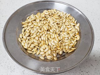 炒南瓜籽的做法步骤：1