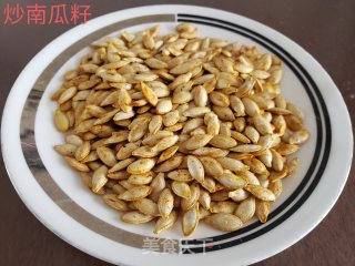 炒南瓜籽的做法步骤：3