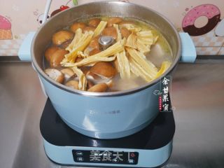 香菇鸡汤烩面的做法步骤：7