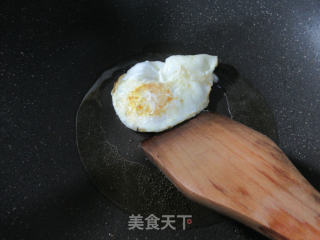 鸡蛋圆白菜蝴蝶面的做法步骤：2